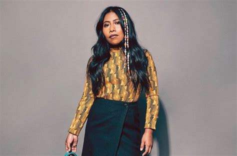 Yalitza vuelve a modelar, ahora para Prada 